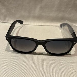 Ray-Ban New Wayfarer Classic sunglasses. Matte black.